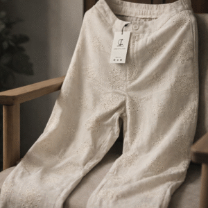 Pantalon barrel en sergé avec broderie anglaise